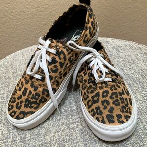 🔹Vans Leopard Print…low-top shoe..